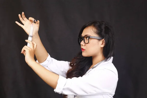 Indonesia Mujer Médico Sosteniendo Estetoscopio Informe Sobre Fondo Blanco —  Fotos de Stock