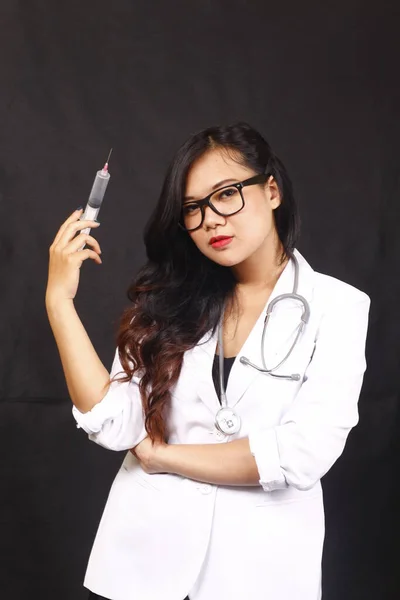 Indonesia Woman Doctor Holding Stethoscope Report White Background — Stock Photo, Image