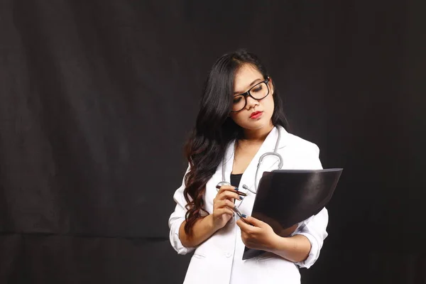 Indonesia Woman Doctor Holding Stethoscope Report White Background — Stock Photo, Image
