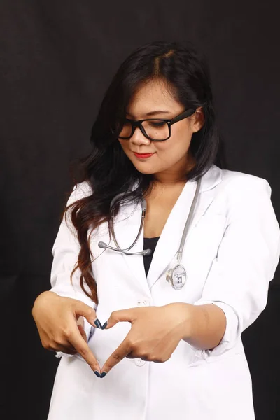 Ινδονησία Γυναίκα Γιατρός Εκμετάλλευση Στηθοσκόπιο Έκθεση Σχετικά Λευκό Φόντο — Φωτογραφία Αρχείου