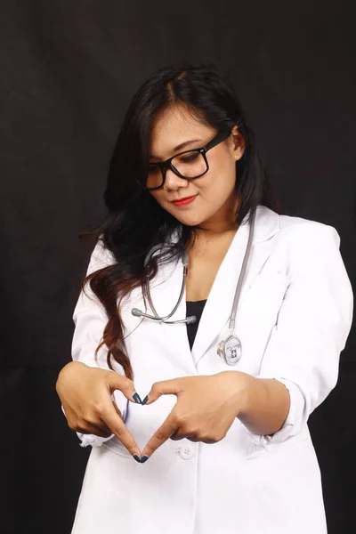Indonésienne Femme Médecin Tenant Stéthoscope Rapport Sur Fond Blanc — Photo