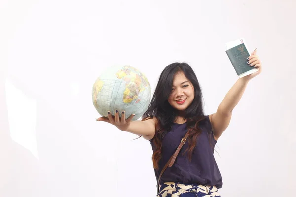 Indonésie Žena Cestující Dovolenou Držení Pas Glóbus Mapa Bílém Pozadí — Stock fotografie
