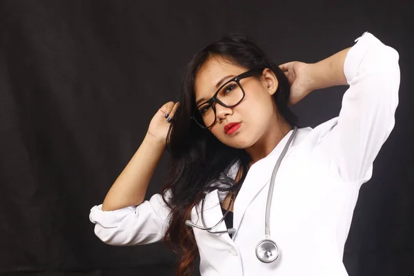 Indonesië Vrouw Arts Met Stethoscoop Verslag Witte Achtergrond — Stockfoto