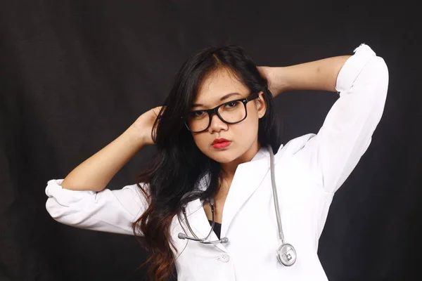 Indonesia Woman Doctor Holding Stethoscope Report White Background — Stock Photo, Image