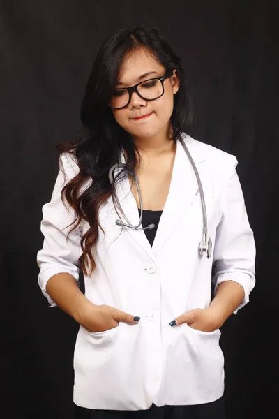 Indonésie Žena Lékař Držící Stetoskop Zpráva Bílém Pozadí — Stock fotografie