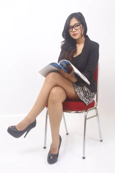Indonésia Mulher Segurando Livro Indonésia Empresa Mulher Sentada Com Livro — Fotografia de Stock