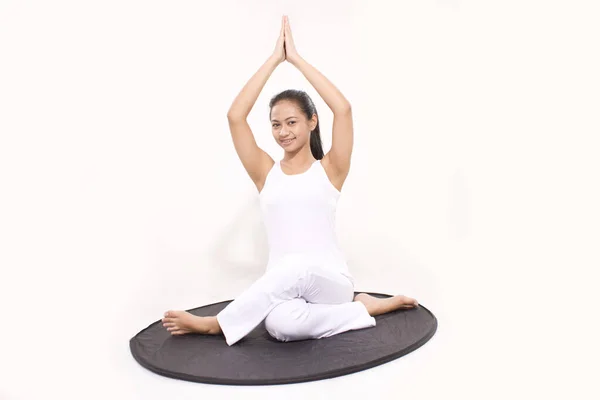 Yogakvinna Vit Bakgrund Ung Kvinna Yoga Vit Klänning Meditera — Stockfoto