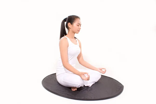 ヨガの女性座ってポーズ蓮の運動 座ってアジアの女性の瞑想セッションポーズパドマサナで瞑想 ロータスポーズ 呼吸演習を行う — ストック写真