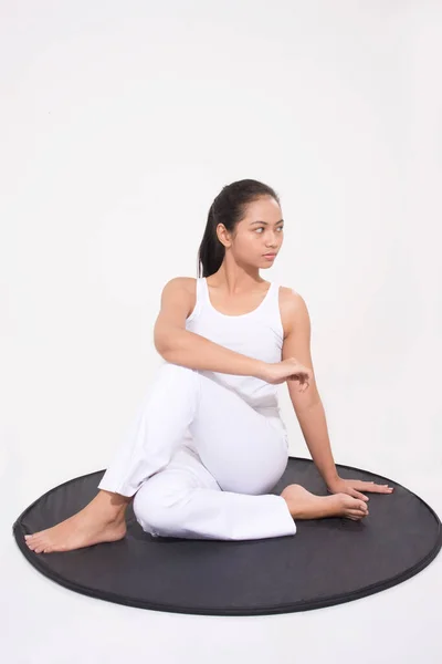 Ung Vacker Yoga Poserar Med Vit Bakgrund — Stockfoto