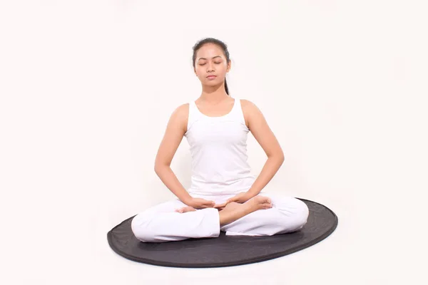 Медитация Азиатской Женщины Изолирована Азиатка Практикует Йогу Медитирует Позе Лотоса — стоковое фото