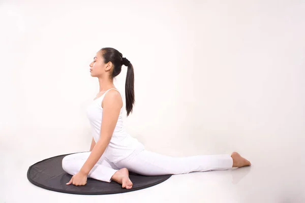 Asiatisk Kvinna Sport För Hälsa Med Yoga Pose Virabhadrasana Vit — Stockfoto