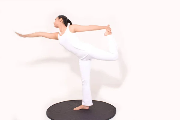 Ásia Mulher Ioga Pose Asana Natarajasana Mulher Asiática Praticando Ioga — Fotografia de Stock