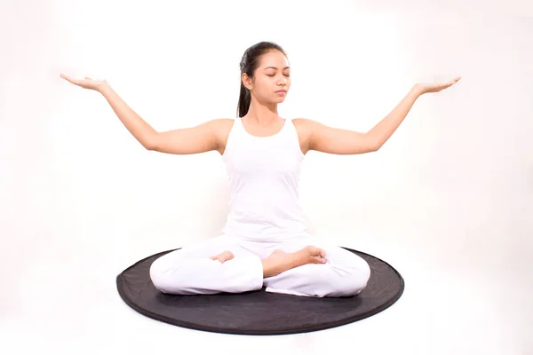 Kvinna Mediterar Isolerad Asiatisk Flicka Träningsduk Som Gör Yoga Och — Stockfoto