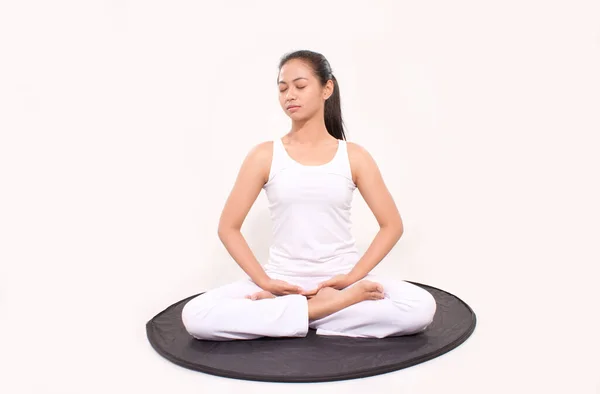 Kadın meditasyon nilüferleri izole edilir. Yoga meditasyonu Asyalı kadın tecrit edildi