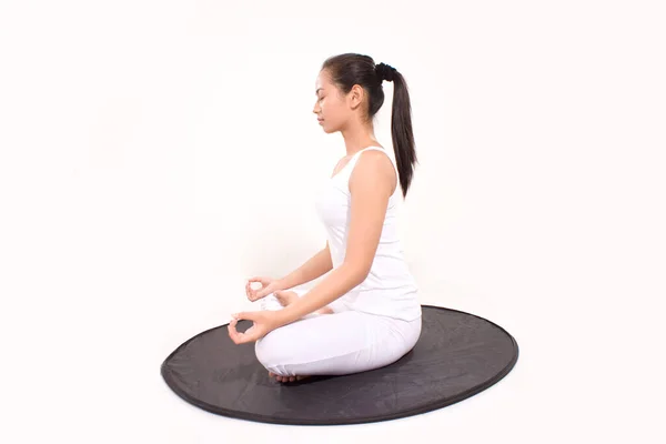 Yoga meditasyonu Asyalı kadınlar. Sakin Asyalı kadın izole edilmiş meditasyon yaparken dinleniyor.