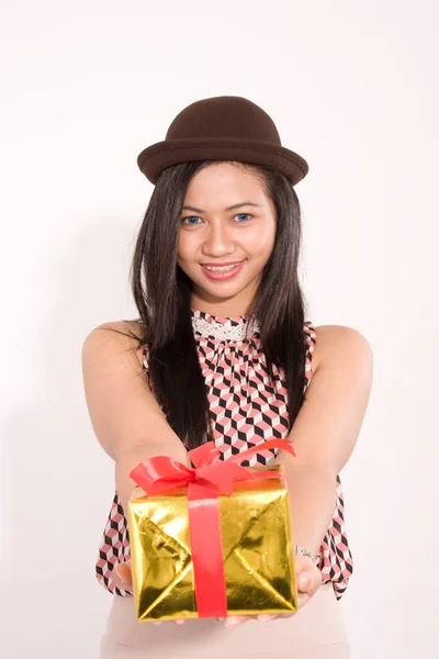 Glücklich Asiatische Frau Hält Geschenk Box Mit Weißem Speck — Stockfoto