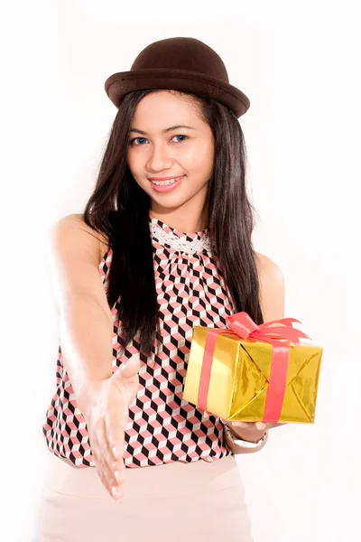 手牵着礼物送给笑容可亲的亚洲姑娘 — 图库照片