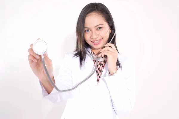 Asiatique Femme Médecin Tenant Stéthoscope Sur Fond Blanc — Photo