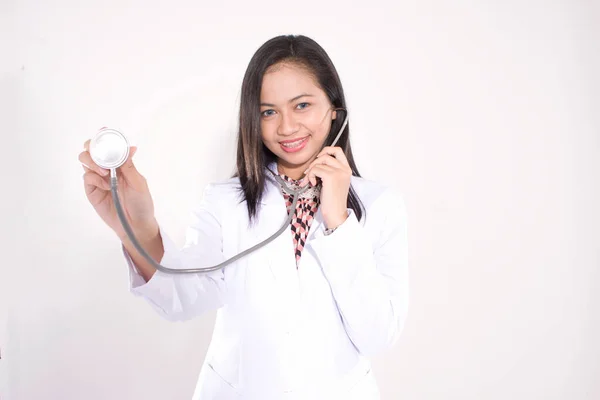 Asiatique Femme Médecin Tenant Stéthoscope Sur Fond Blanc — Photo