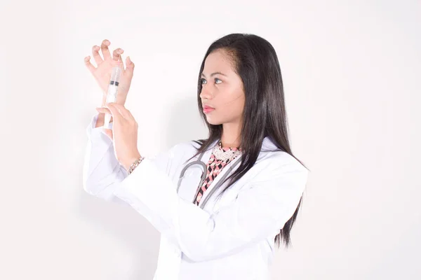 Ασιάτισσα Γυναίκα Γιατρός Κρατώντας Την Ένεση Λευκό Φόντο — Φωτογραφία Αρχείου