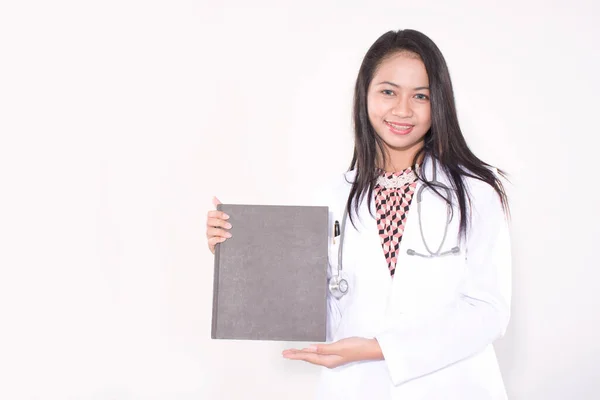 Ασιατική Γυναίκα Γιατρός Κρατώντας Πρόχειρο Βιβλίο Λευκό Φόντο — Φωτογραφία Αρχείου