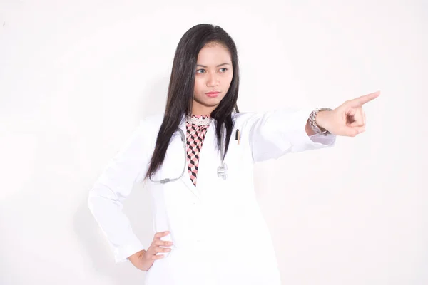 Asiático Mulher Médico Com Mão Dedo Apontando Espaço Branco Fundo — Fotografia de Stock