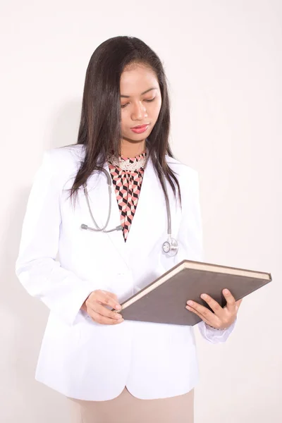 Asyalı Kadın Doktor Elinde Dosya Beyaz Arka Plan Üzerine Kitap — Stok fotoğraf