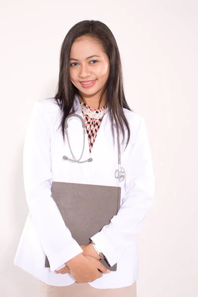 Asiatico Donna Medico Holding Appunti Libro Sfondo Bianco — Foto Stock