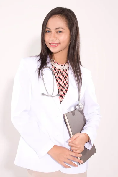 Asiatisk Kvinna Läkare Hålla Urklipp Eller Bok Vit Bakgrund — Stockfoto