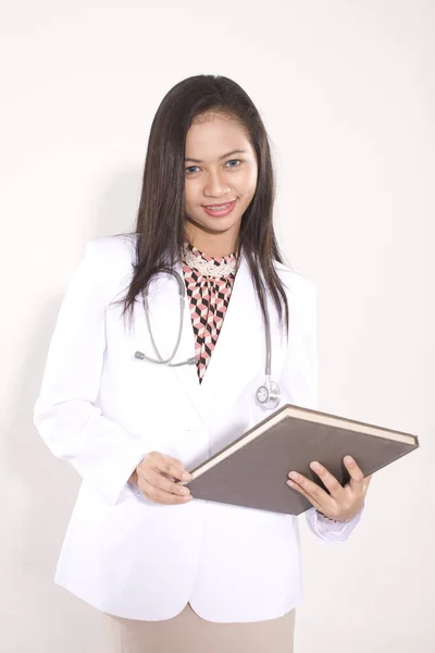Mujer Asiática Médico Celebración Portapapeles Libro Sobre Fondo Blanco —  Fotos de Stock