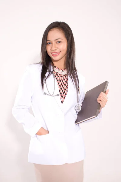 Asiatico Donna Medico Holding Appunti Libro Sfondo Bianco — Foto Stock