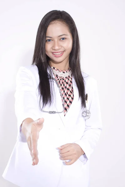 Asijské Žena Lékař Handshake Bílý Pozadí — Stock fotografie