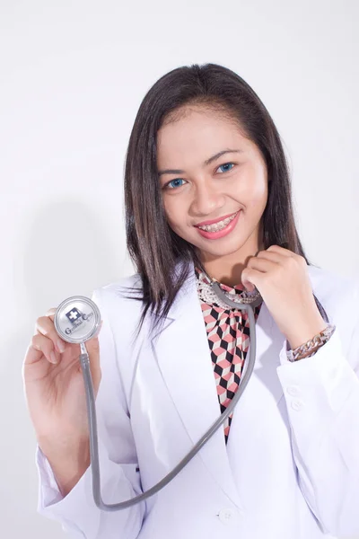 Asiatique Femme Médecin Tenant Stéthoscope Sur Fond Blanc — Photo