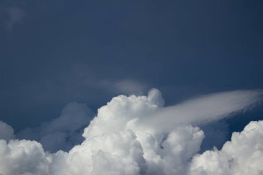 Beyaz kümülüs bulutlar fırtına öncesi karanlık mavi gökyüzü üzerinde