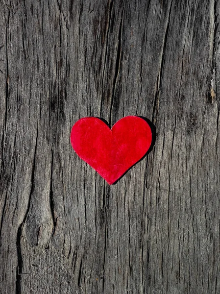 Красиве Червоне Серце Лежить Старому Дерев Яному Фоні Концепції Дня — стокове фото