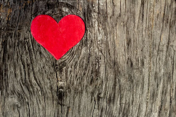 Красиве Червоне Серце Лежить Старому Гнилому Дерев Яному Фоні — стокове фото