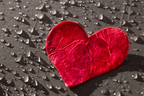 Fondo San Valentín Con Corazón Rojo Tela Con Gotas Lluvia —  Fotos de Stock