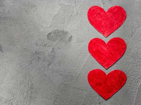 Три Червоні Папери Серця Сірий Стіну Копією Простір Щасливого Валентина — стокове фото