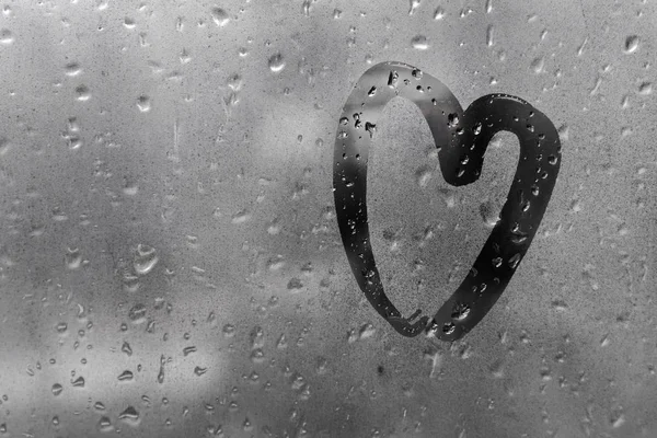 Серце Намальоване Вікні Дощову Погоду Ньому Багато Крапель — стокове фото