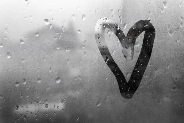 Srdce Malovaný Skle Deštivém Počasí Tam Jsou Mnoho Kapky Něm — Stock fotografie