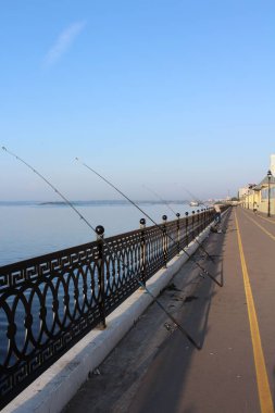 balıkçılık çubuklar bobinleri Volga Nehri çıkabilir balık süre ile birkaç süsleme dikey içinde sahte çit karşı yaslanmış