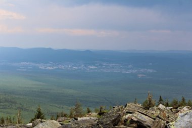 dağlar orman, mavi gökyüzünün görünümü