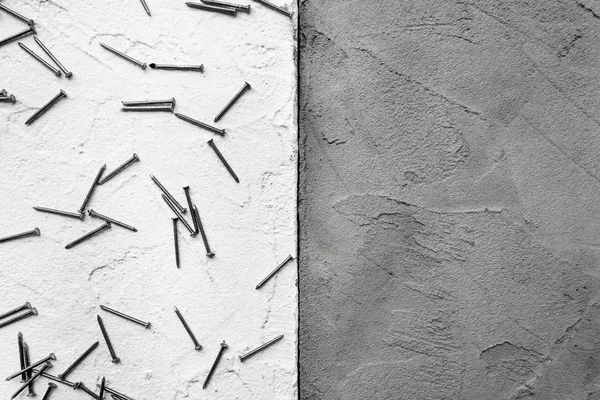 白とグレーの抽象的な散乱釘で壁に織り目加工プラスター — ストック写真