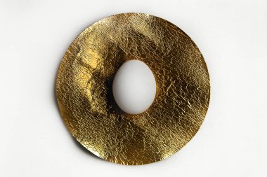 Paskalya yumurtaları yuvarlak altın arka plan üzerinde. Tatil arka plan