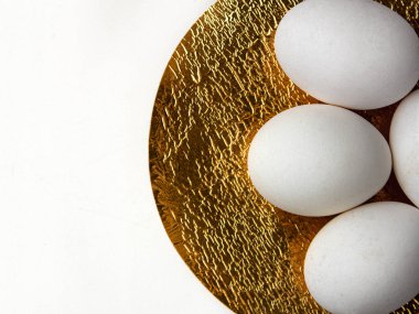 Altın arka plan üzerinde yumurta. Tatil arka plan