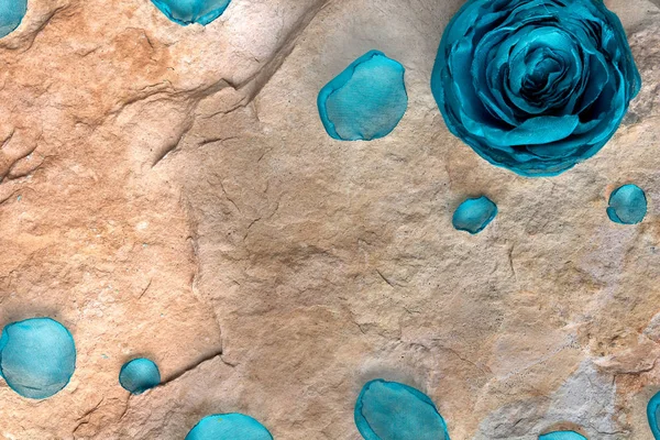 Modrý pupen a okvětní z tkaniny na pozadí textury kamene, copyspace — Stock fotografie