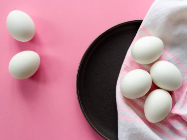havlu, Festival pembe arka plan, mutlu Paskalya bir tabakta Yumurta