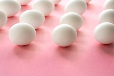 gibi marshmallow pembe pastel süs arka plan üzerinde beyaz yumurta