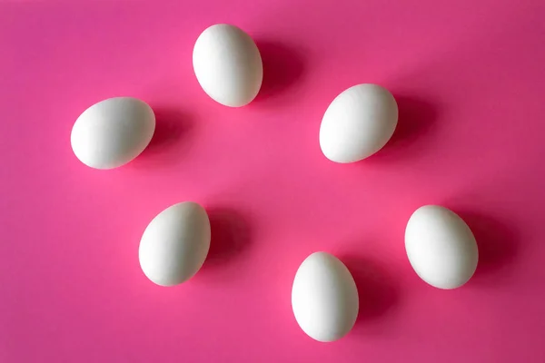 Altı tavuk yumurtası yazıt için yer kırmızı zemin üzerine beyaz — Stok fotoğraf