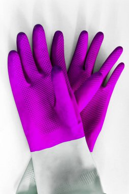 gölge, üst görünümü ile beyaz arka planda izole mor kauçuk eldiven çifti. Genel veya düzenli Temizleme kavramı